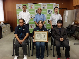 感謝状贈呈の記念写真の画像