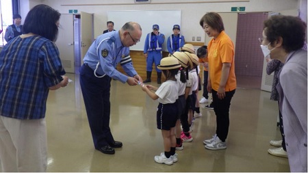 金木地区婦人会・交通安全母の会からの激励